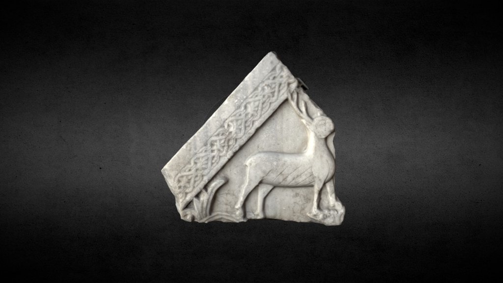Frammento con cervo e cornice a nodi