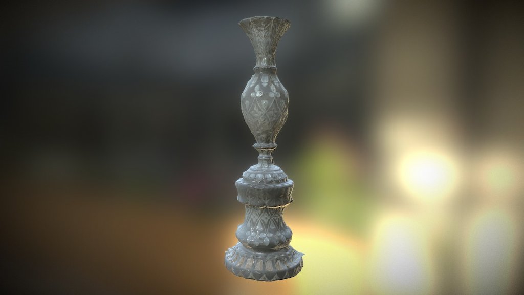 Piece mounted in crystal lined