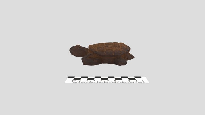 Drewniana, rzeźbiona figura żółwia o masywnym ciele, pokrytym pancerzem, spod którego wystaje głowa oraz dwie nogi: przednia oraz tylna.