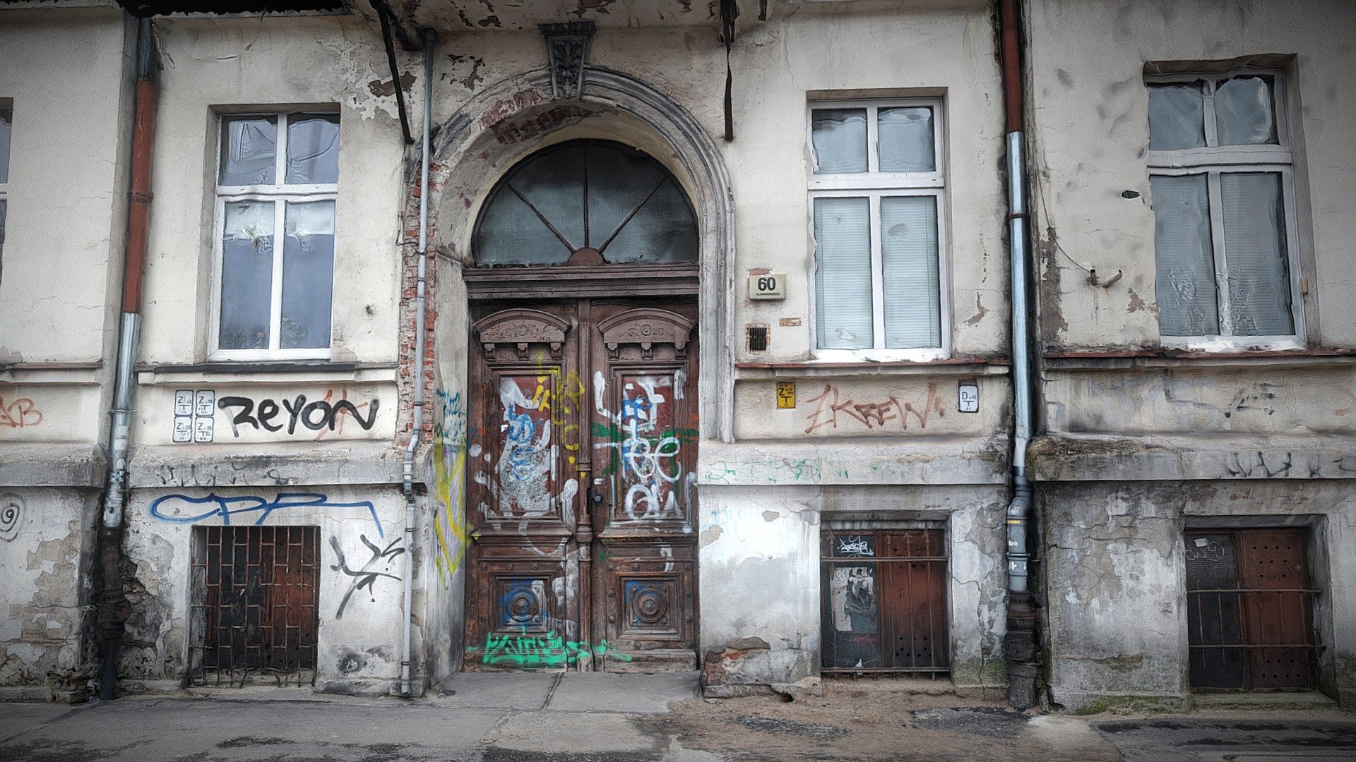 Wroclaw, Komuny Paryskiej, Entrance