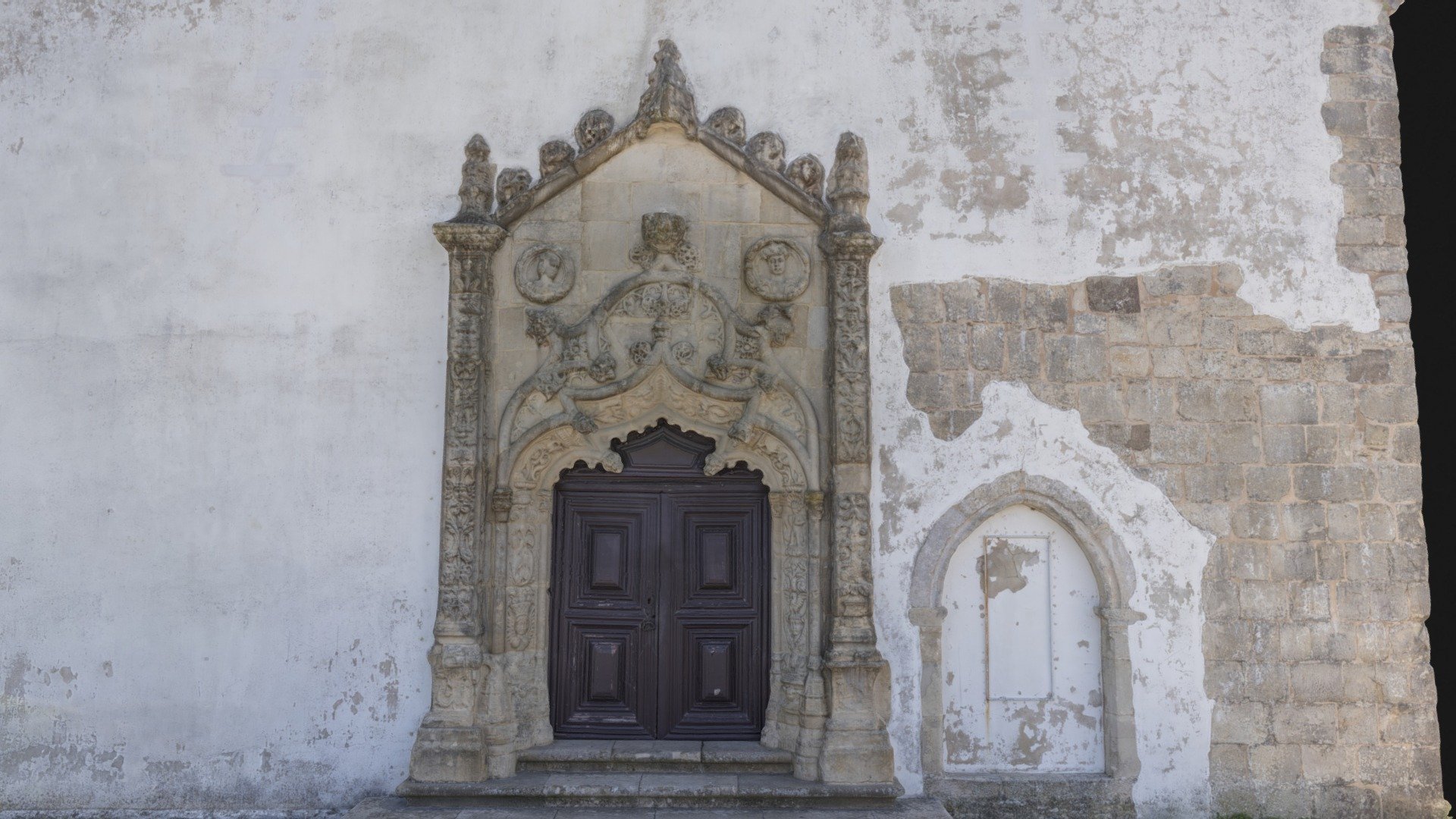 S. Quintino Church's door