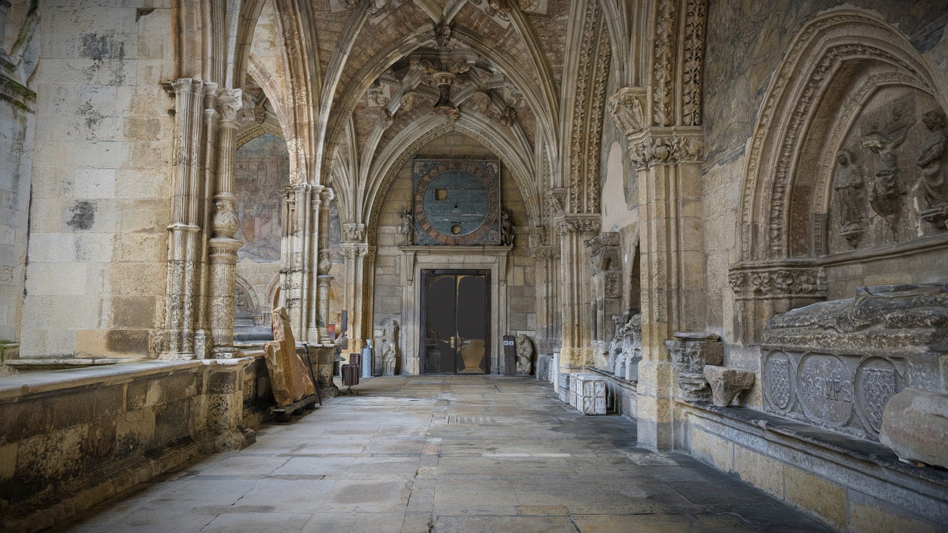 Esquina claustro de la catedral de León