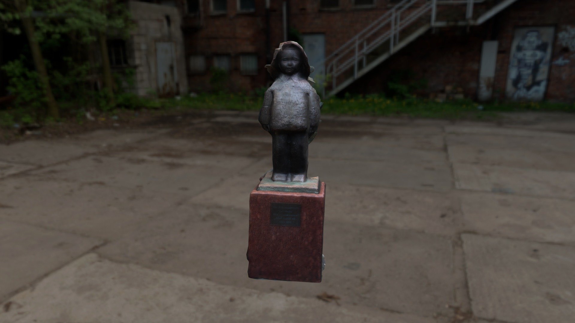 Creepy dood statue