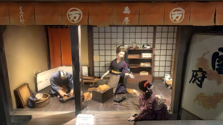 A Japanese tobacco shop scans with iPhone_01