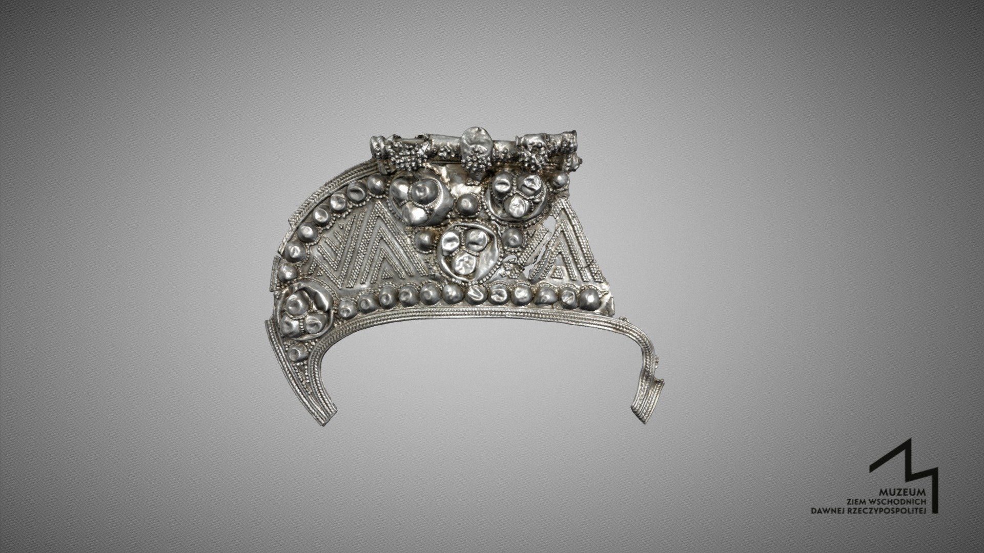 Lunula (fragment skarbu z Pińska) — Sketchfab embed 3D viewer