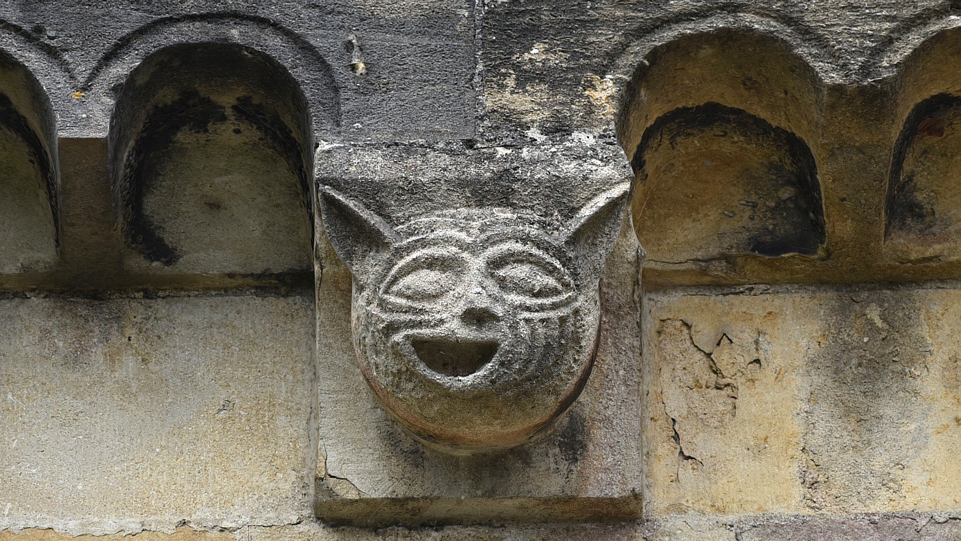 Feline grotesque corbel 7, Romsey Abbey