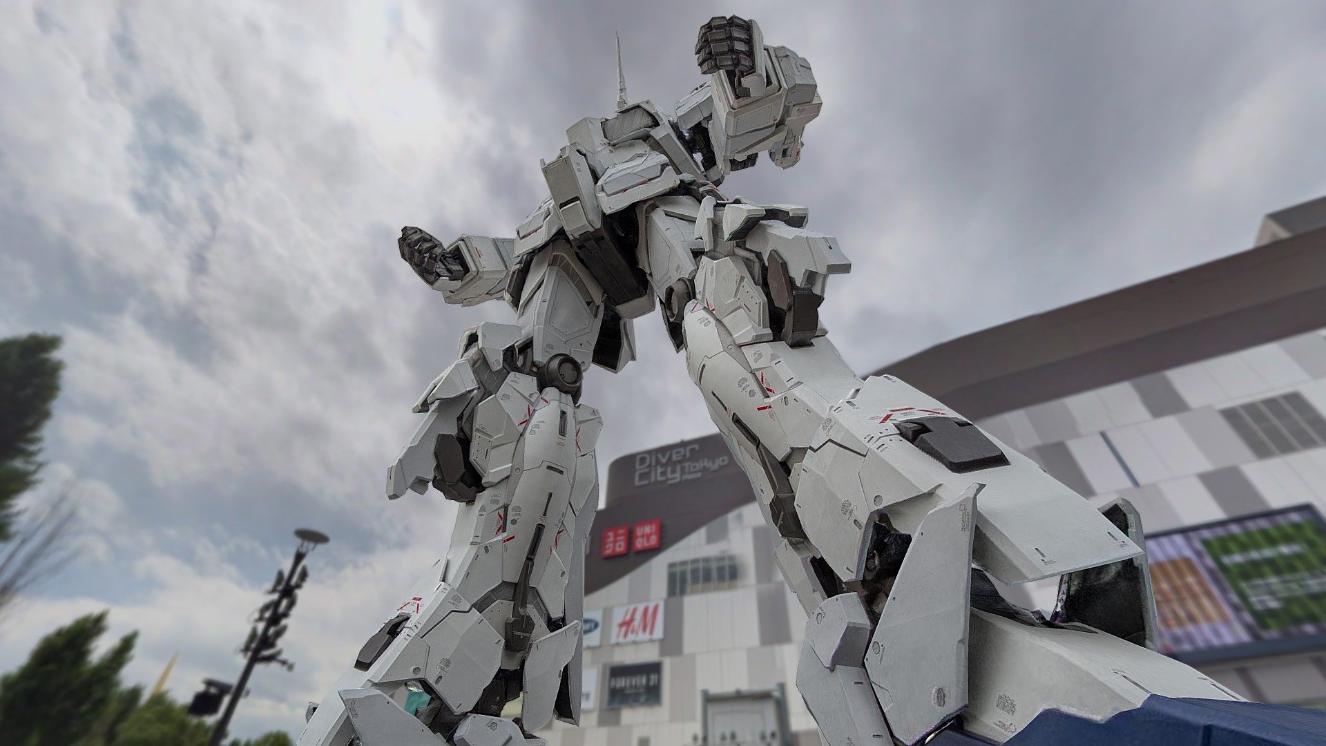 Unicorn Gundam Statue in Odaiba, Tokyo - Japan