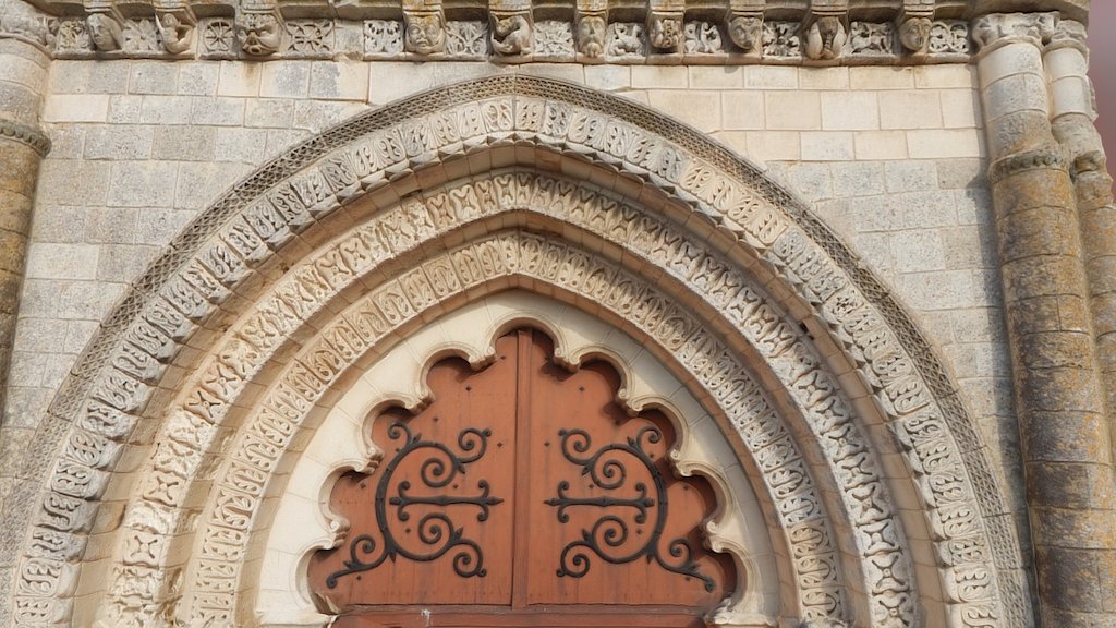 Portail roman, église Esnandes (17)