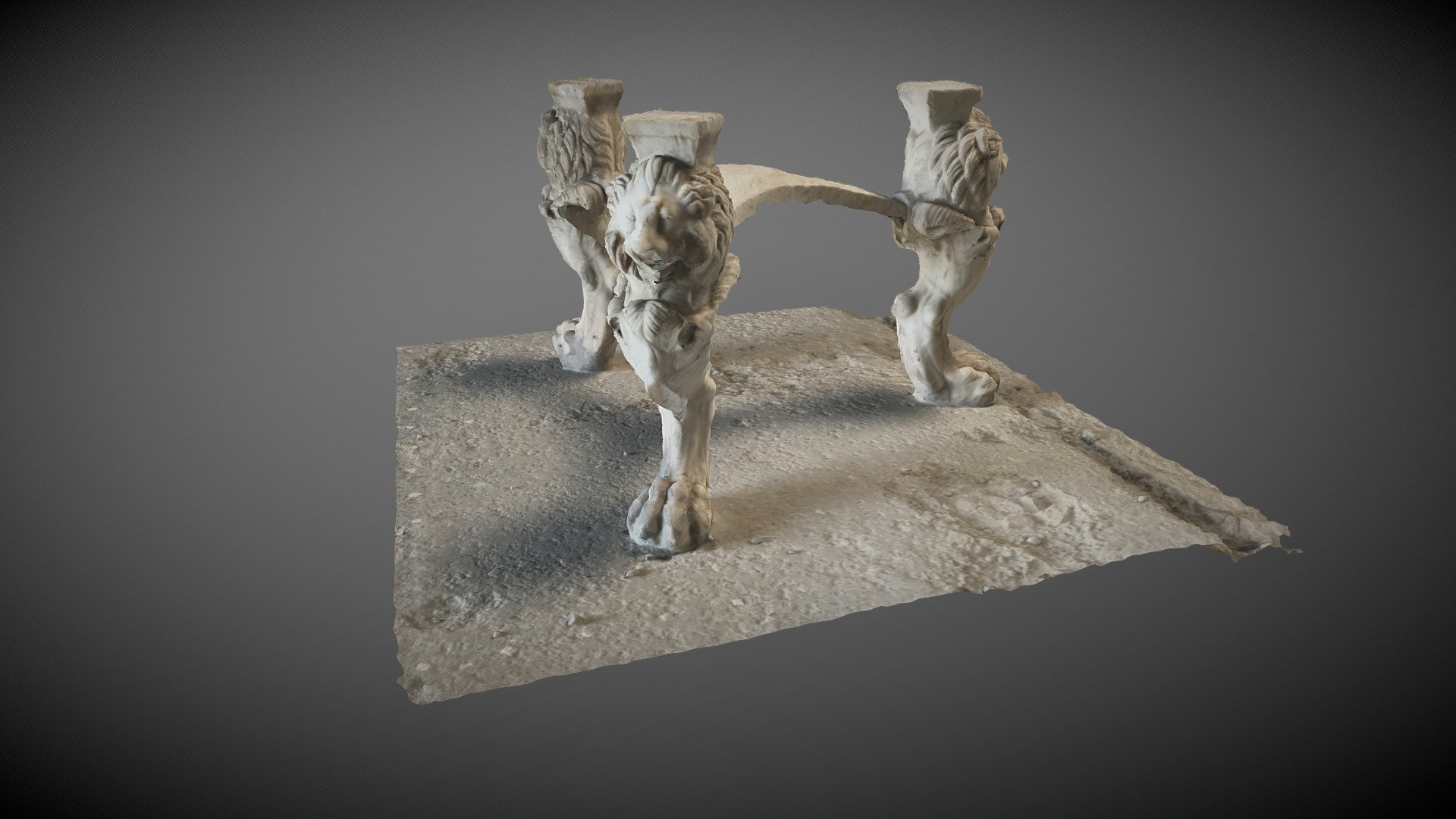 Base marmorea con figure di leoni, Pompei (NA)