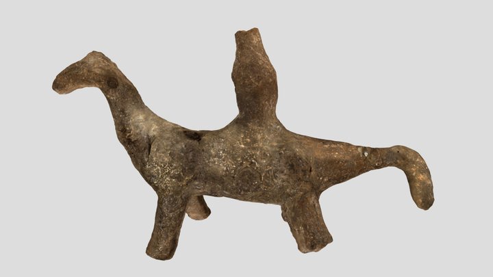 figurka gliniana przedstawająca ulepionego kona z jezdem na grzebiecie