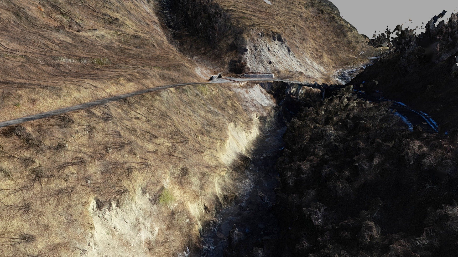 Tornante alpino con ponte in ferro