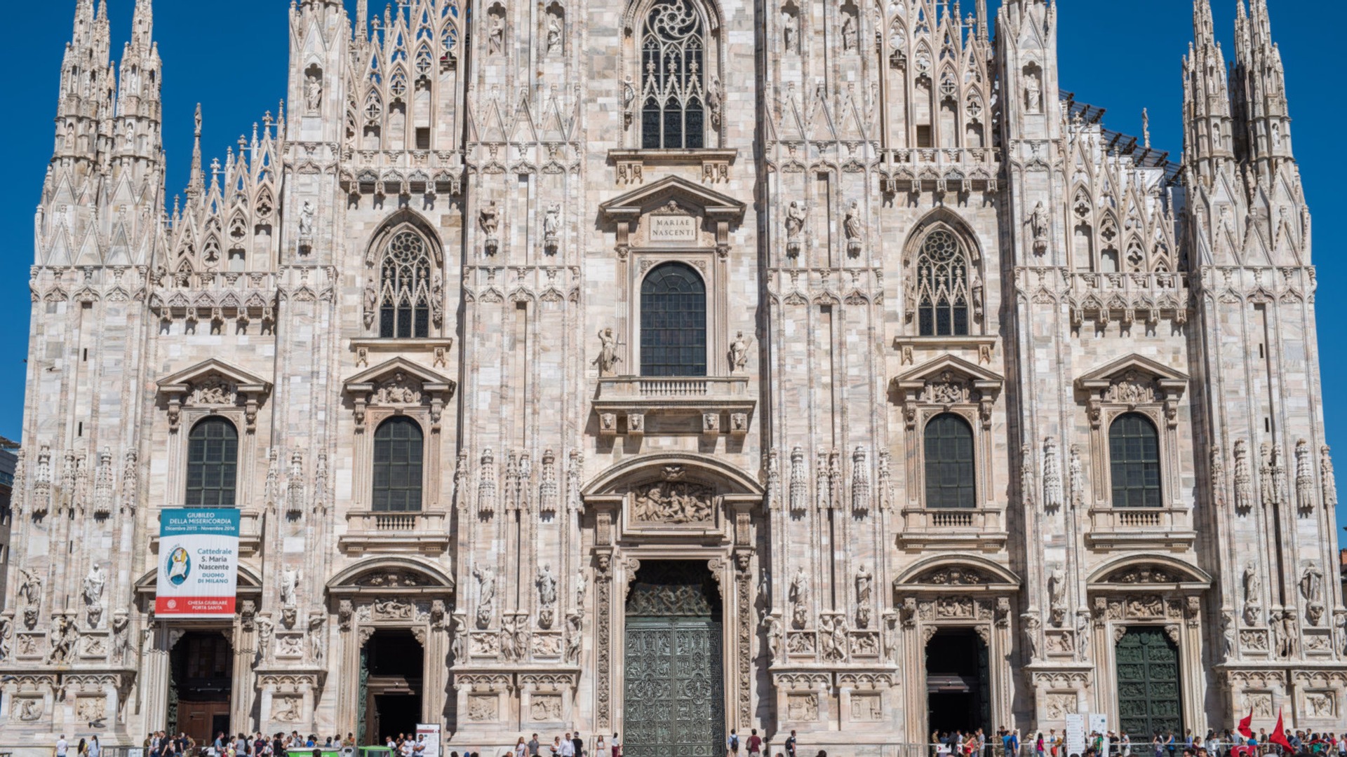 3D model Front door del Duomo di Milano - This is a 3D model of the Front door del Duomo di Milano. The 3D model is about a large stone building with many windows.