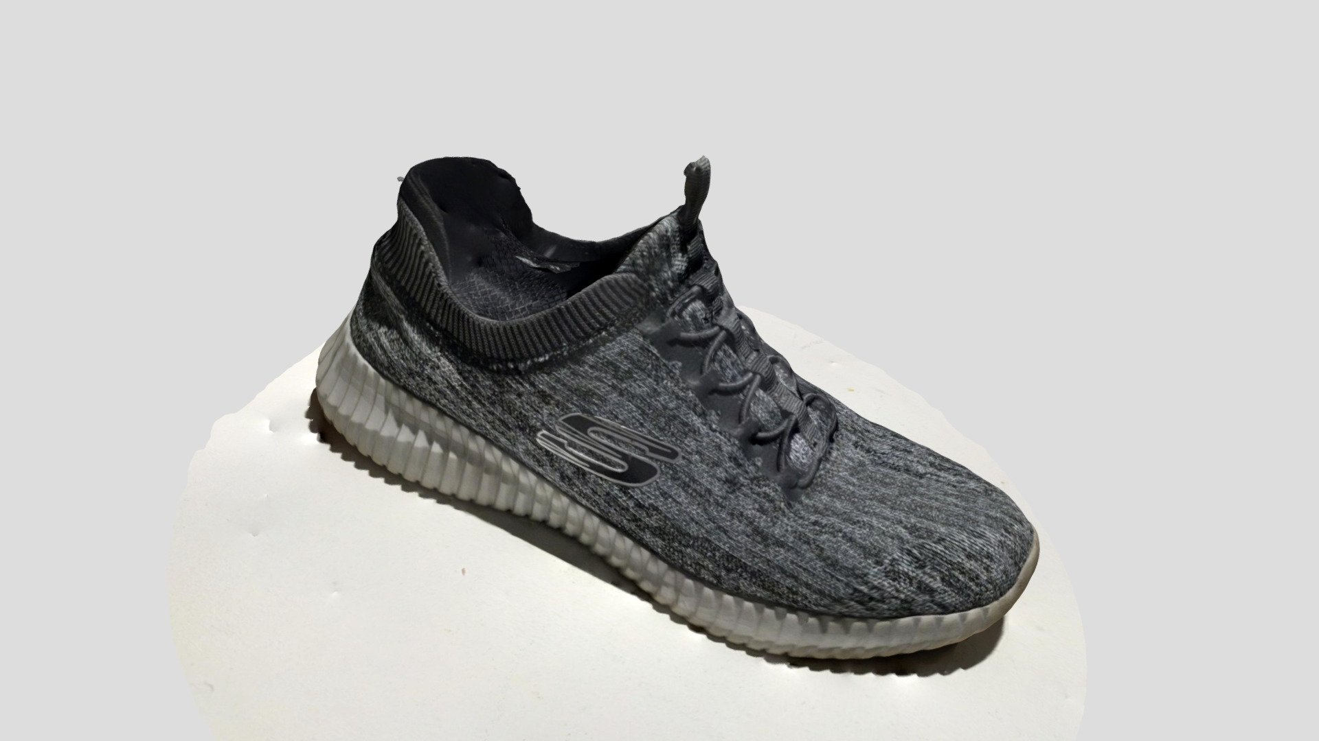 3年間共に歩いてきた靴 Shoes that walked with for 3 years — Sketchfab embed 3D viewer