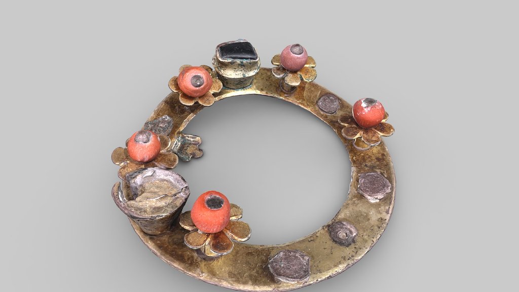 Brooch with round frame