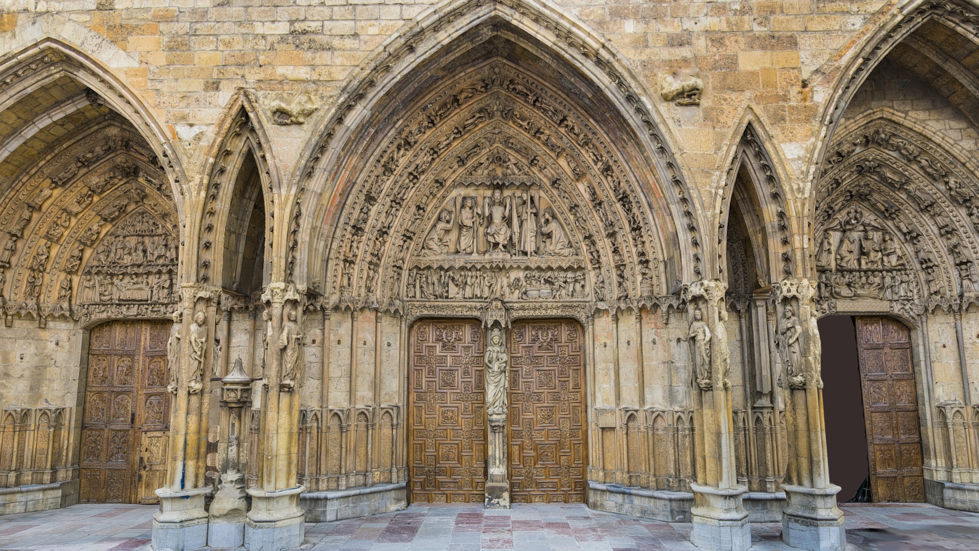 3D model Pórticos de la Catedral de León - This is a 3D model of the Pórticos de la Catedral de León. The 3D model is about a large ornate building with arched doorways.