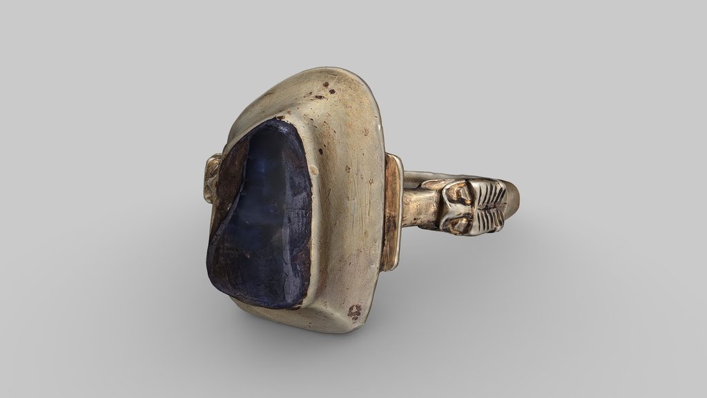 Ring with saphir