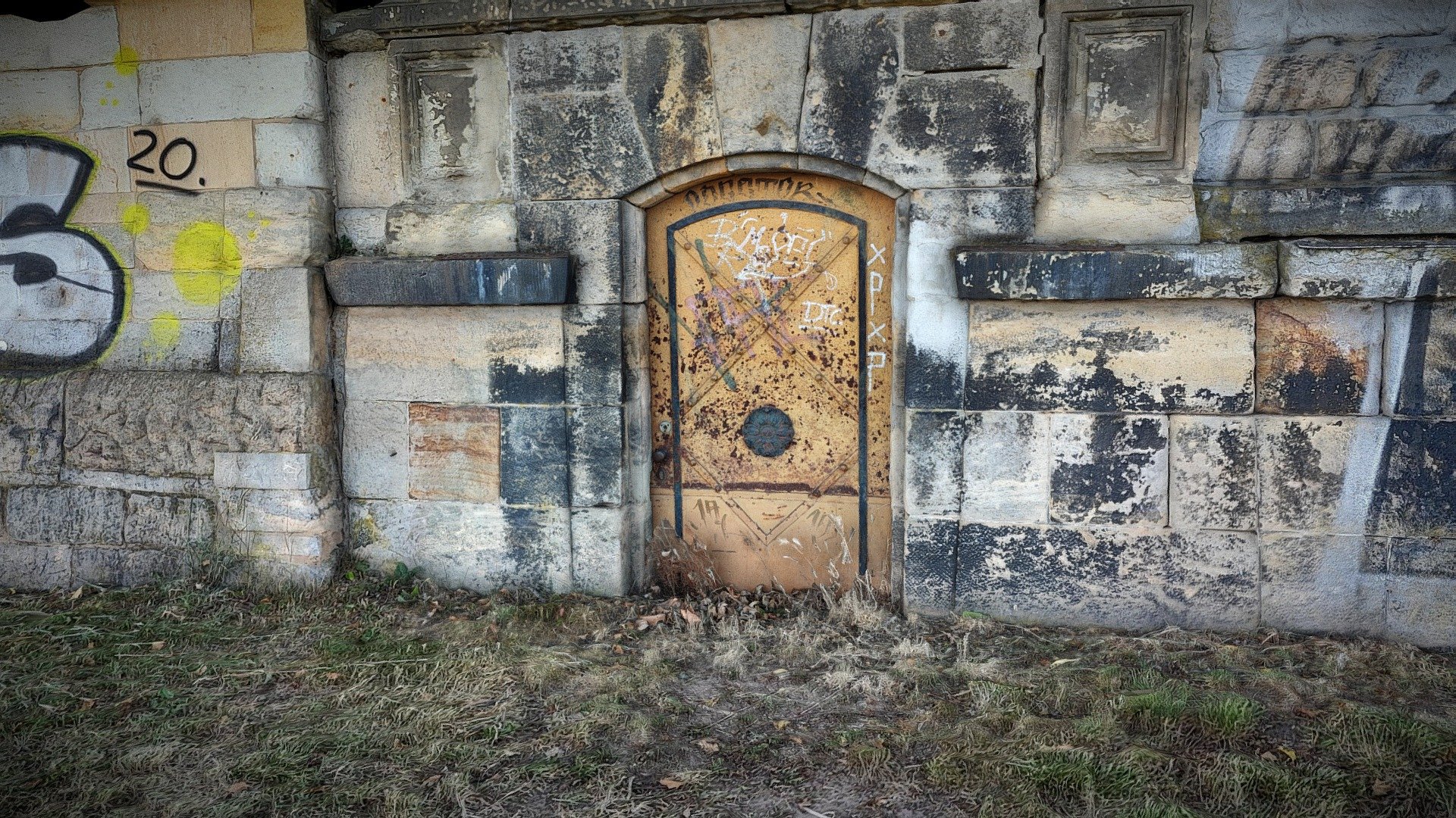 Dresden, River Elbe side, Door
