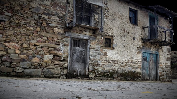 Spain, El Acebo, Center Old house with balkony