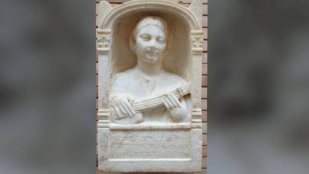 Estela de edícula / Stele in shape of aedicule
