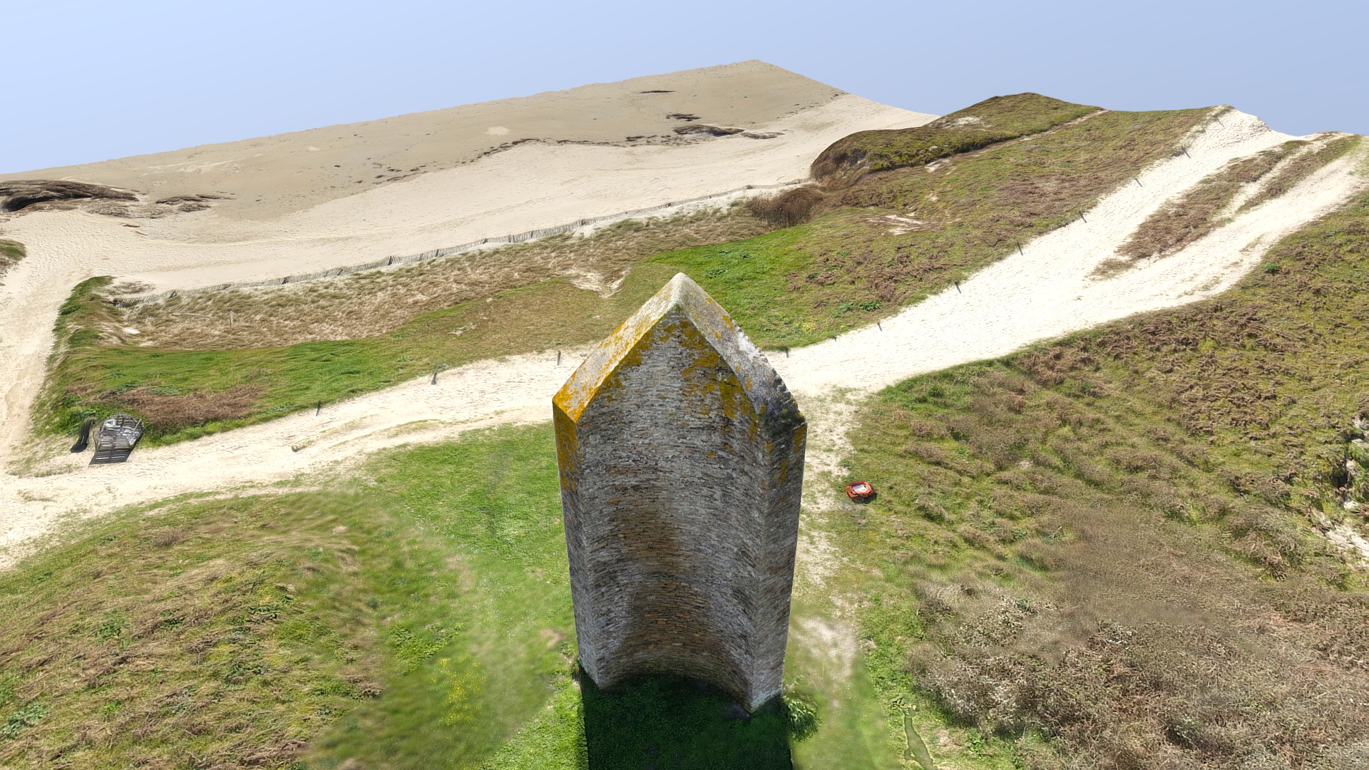 3D model Amer et plage de Raguenez – France - This is a 3D model of the Amer et plage de Raguenez - France. The 3D model is about a stone structure in a grassy area.